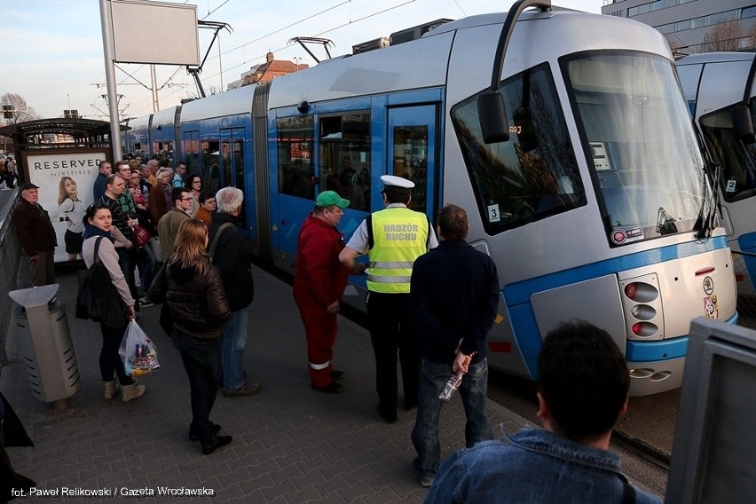 Wrocław: Tramwaje nie jeździły do Pilczyc. Stały w korku koło Magnolii [ZDJĘCIA]