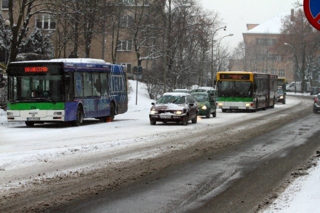 Autobus zderzył się z autami osobowymi na ul. Waryńskiego w Zielonej Górze.