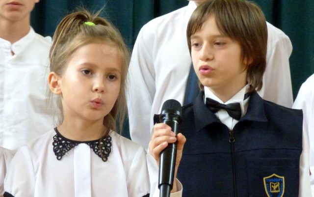 Nasza szkoła szóstkę ma! - zapewniali śpiewająco uczniowie z Tucząp, w spektaklu przygotowanym z okazji złotego jubileuszu.
