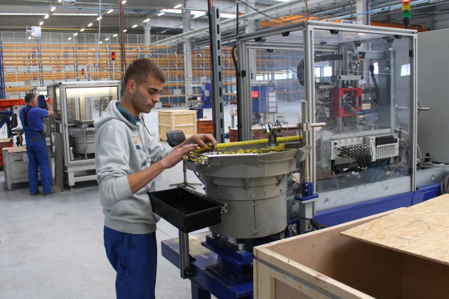 Mubea ruszyła z produkcją w zakładzie pod UjazdemW firmie Mubea w Zimnej Wódce ruszyła produkcja opasek zaciskowych. Pierwszych 32 pracowników już znalazło tutaj zatrudnienie.