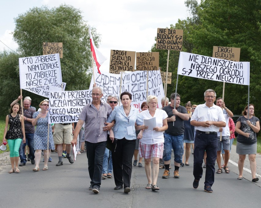 Wyszli na ulicę i bronili swoich działek. Chcą trasy S7, ale nie przez ogród  