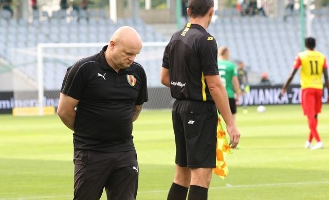 - Piłkarze muszą wykonywać samodzielnie w domu część planu treningowego - mówi trener Korony Kielce, Maciej Bartoszek.