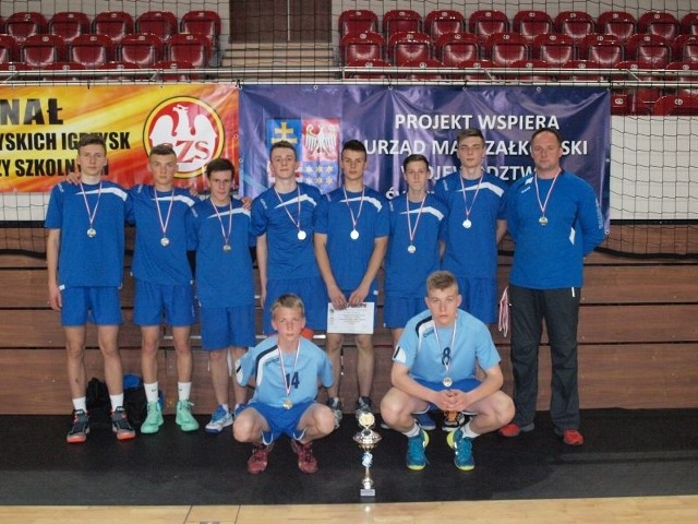 Chłopcy z ostrowieckiego Publicznego Gimnazjum numer 3 zajęli drugie miejsce w mistrzostwach województwa.