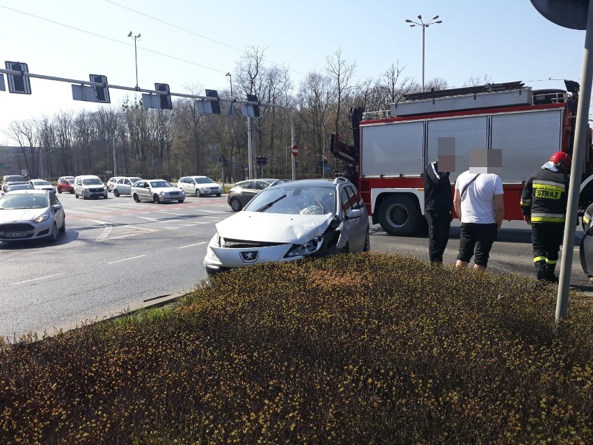 Wypadek taksówki i samochodu osobowego na Popowickiej 