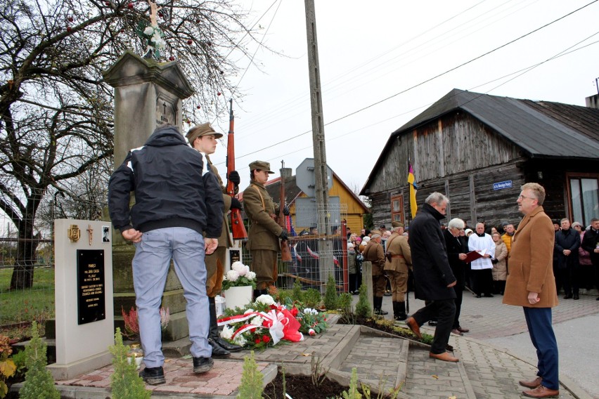 W Rogowie odsłonięto tablice poświęcone żołnierzom Armii Krajowej Janowi i Stanisławowi Ciasiom. Zobacz zdjęcia