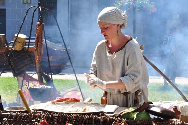 Średniowieczne gotowanieGrupa historyczna "Jantar" gotowala podczas Dni Radomia