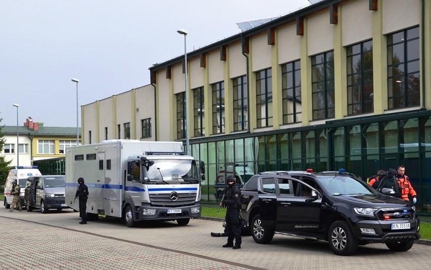 Strzały i rozbite auta oraz akcja antyterrorystów przy sądeckiej PWSZ - to były tylko ćwiczenia