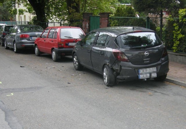 30-letni mieszkaniec Steblowa uszkodził trzy zaparkowane samochody.