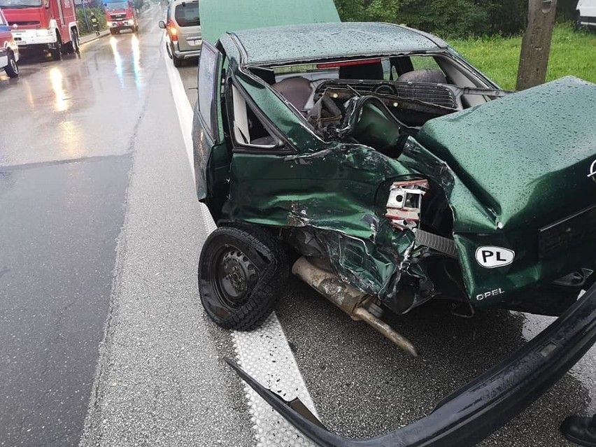 Stary Sącz. Samochód zderzył się z autobusem. Dwie osoby zostały poszkodowane