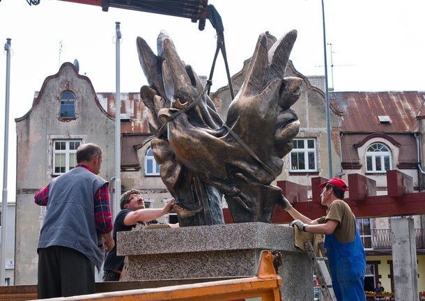 Po modernizacji parku  w miejsce  radzieckiego orła postawiono pomnik Narodu Polskiego, też orła, tyle że z brązu (na zdjęciu) za ponad 100 tys. zł.