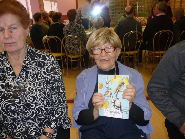 Kielczanka Romana Kuźba, chorująca na Parkinsona od 17 lat  bardzo cieszyła się z wydania pierwszego tomiku poezji.