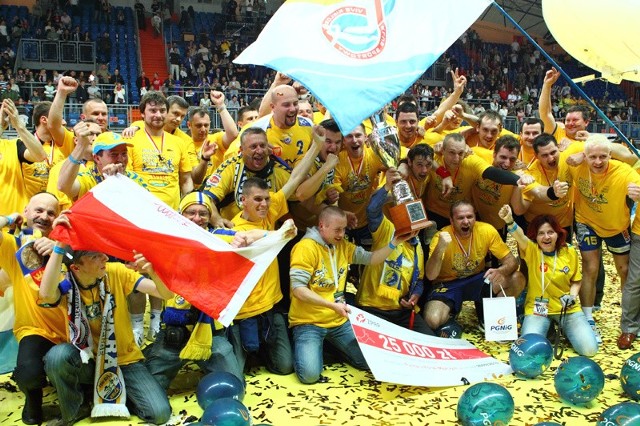 Maj 2010 roku. Piłkarze ręczni Vive Tauronu Kielce świętują w Lublinie zdobycie Pucharu Polski.