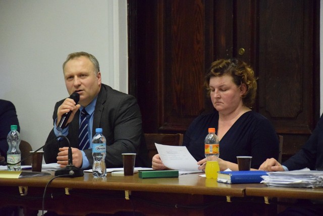 Burmistrz Robert Świerczek, zapowiedział, że zwróci połowę 65-milionowej pożyczki. Jego zastępca Katarzyna Zawadzka nie przekonała RIO, że to nie zadłużenie gminy.