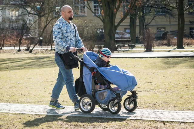 Ponad 6,2 mln pracowników i pracownic w Polsce, czyli połowa zatrudnionych na umowę o pracę, pełni role opiekuńcze, zajmując się dziećmi i/lub rodzicami.