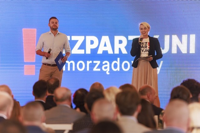 Pierwsza regionalna konwencja Bezpartyjnych Samorządowców we Wrocławiu odbyła się w niedzielę (1 października). Liderzy ugrupowania oraz jego sympatycy z całego regionu spotkali by przedstawić kandydatów i kandydatki do Sejmu i przypomnieć program wyborczy.