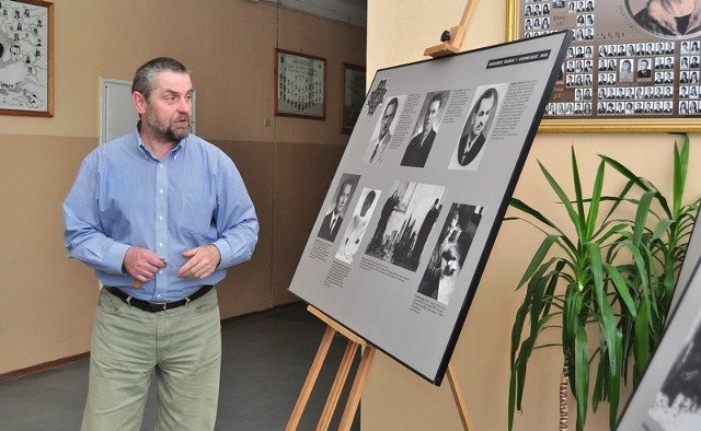 Tadeusz Zych, nauczyciel historii w Liceum Ogólnokształcącym im. Mikołaja Kopernika w Tarnobrzegu opowiada uczniom historię "żołnierzy wyklętych&#8221;.