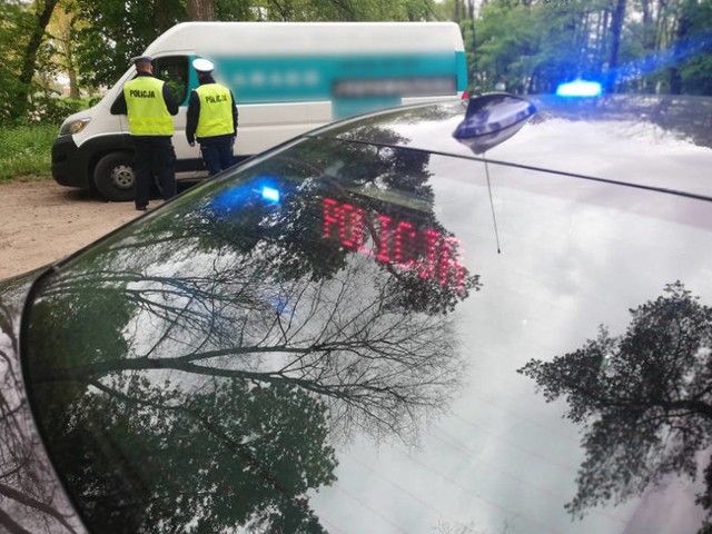Kierowca zatrzymany w gminie Złotniki Kujawskie za nieprawidłową jazdę w terenie zabudowanym stracił prawo jazdy na najbliższe 3 miesiące. Został też ukarany mandatem i punktami karnymi