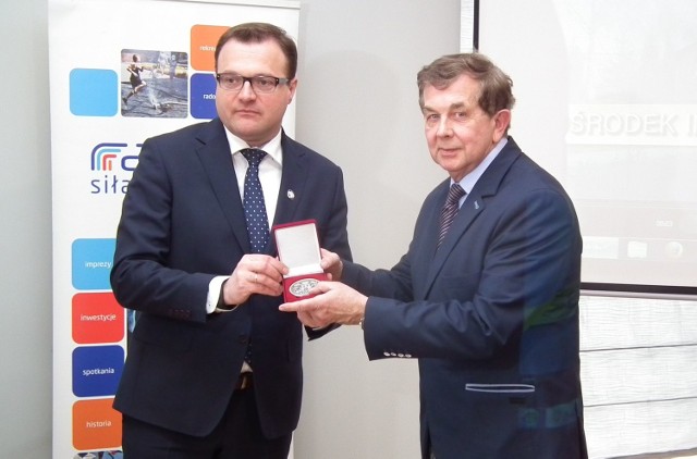 Radosław Witkowski, prezydent Radomia (z lewej) uhonorował Włodzimierza Wolskiego medalem Radomia
