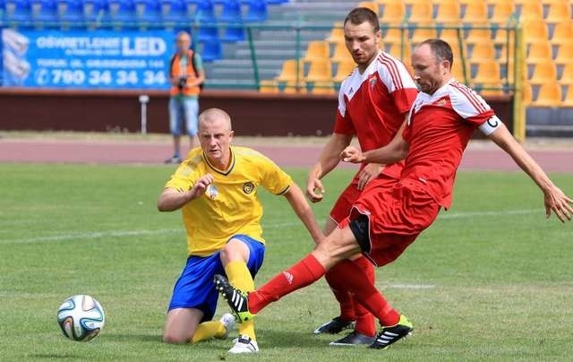 Napastnik Krystian TOmaszewski (w żółtej koszulce)  jako jedyny piłkarz strzela gole dla ElanyToruń