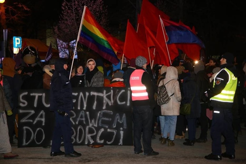 Protest pod Sejmem. "Miarka się przebrała". Około tysiąca osób protestowało przeciwko zaostrzaniu przepisów aborcyjnych [ZDJĘCIA]