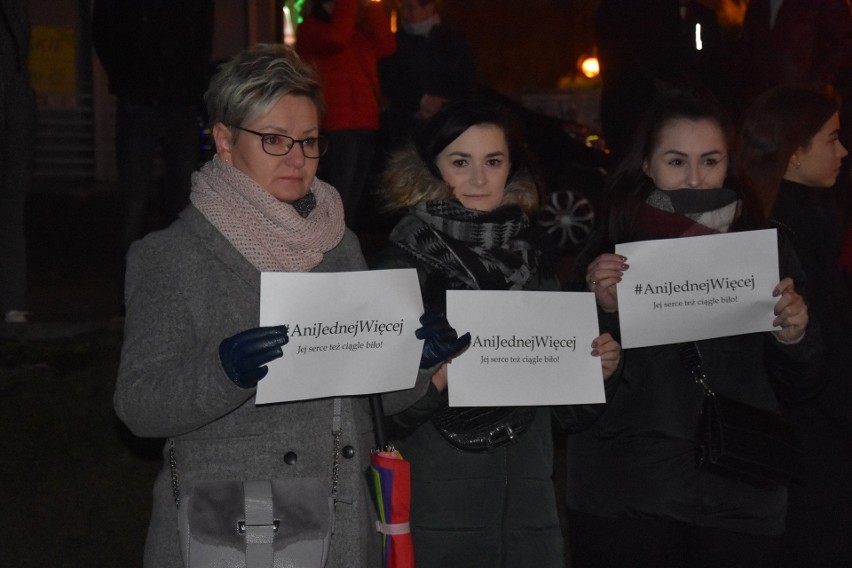 Protest w Jastrzębiu zgromadził kobiety i mężczyzn w różnym...