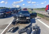 Wypadek trzech samochodów na A4. Utrudnienia w ruchu pod Wrocławiem. Współczesny, amerykański muscle car skasowany [ZDJĘCIA]