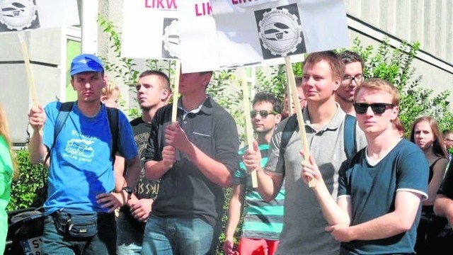 Studenci protestowali w piątek pod katedrą Wydziału Transportu w Katowicach