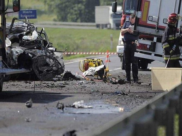 Na początku czerwca w Pawłówku pod Bydgoszczą tir zderzył się czołowo z fordem mondeo. Kierowca forda zginął na miejscu. Jak zaradzić takim tragediom?