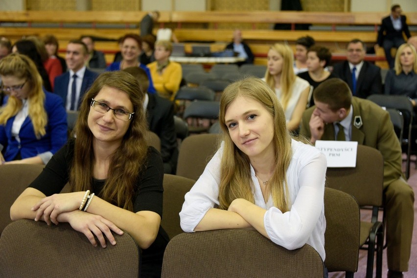 VI LO. Stypendyści Prezesa Rady Ministrów i MEN z województwa podlaskiego nagrodzeni (zdjęcia)