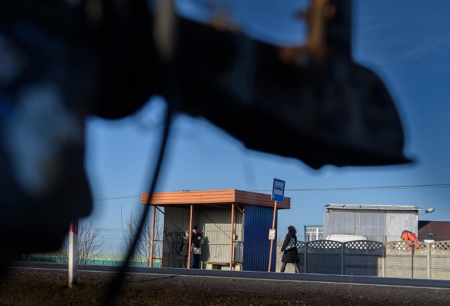 Kobieta czekała na autobus do Torunia na tym przystanku w Rogówku. Nagle podjechał osobowy samochód i kierowca wciągnął ją do środka.