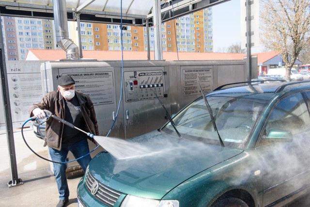 Mycie samochodu w czasach koronawirusa może byc odebrane jako zabieg sanitarny.