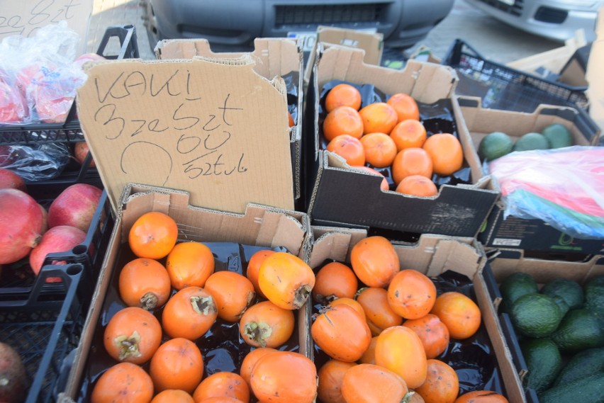 Ceny warzyw i owoców na targowisku w Przysusze. Po ile ziemniaki, papryka, kapusta, buraki, cebula, jabłka? Zobacz zdjęcia i ceny