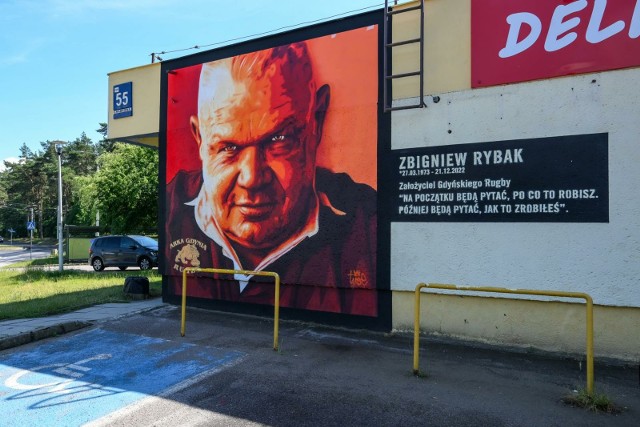 Mural z podobizną Zbigniewa Rybaka powstał na Pustkach Cisowskich.