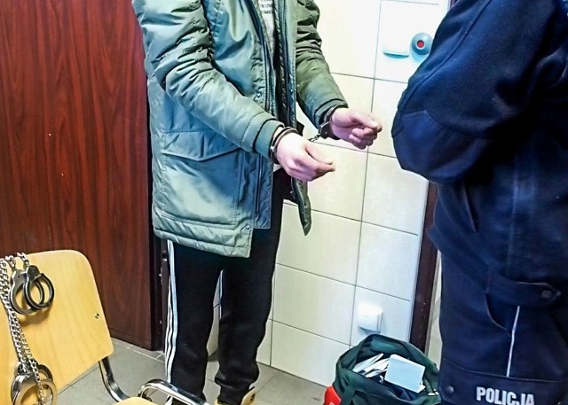 Policjanci z Sulęcina zatrzymali 27-letniego mężczyznę, który zajmował się wprowadzaniem do obrotu narkotyków. Zabezpieczono ponad pół kilograma marihuany. Policjanci zatrzymali 27-letniego mieszkańca powiatu sulęcińskiego. Podczas przeszukania w jego mieszkaniu znaleziono blisko 600 gramów suszu roślinnego. Zabezpieczono również przedmioty służące do dystrybucji narkotyków. Zatrzymanemu mężczyźnie przedstawiono zarzuty posiadania znacznych ilości środków odurzających, wprowadzanie ich do obrotu, odpłatne oraz nieodpłatne udzielanie substancji zabronionych. Sąd Rejonowy w Sulęcinie zastosował środek zapobiegawczy w postaci aresztu. Za posiadanie znacznych ilości środków odurzających, wprowadzanie ich do obrotu oraz za odpłatne jak i nie odpłatne udzielanie narkotyków mężczyźnie grozi kara do 12 lat pozbawienia wolności.Zobacz też wideo: KRYMINALNY CZWARTEK - 12.04.2018. Porwanie 47-letniego mężczyzny w miejscowości Sienno. Lubuska policja została postawiona na równe nogi