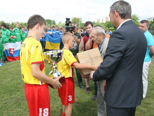Puchar za drugie miejsce odbierają zawodnicy drużyny Świętokrzyskiego z  rocznika 1998.