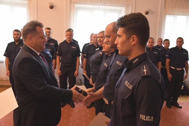 Najlepsi policjanci w województwie podlaskim otrzymali puchary, dyplomy oraz nagrody