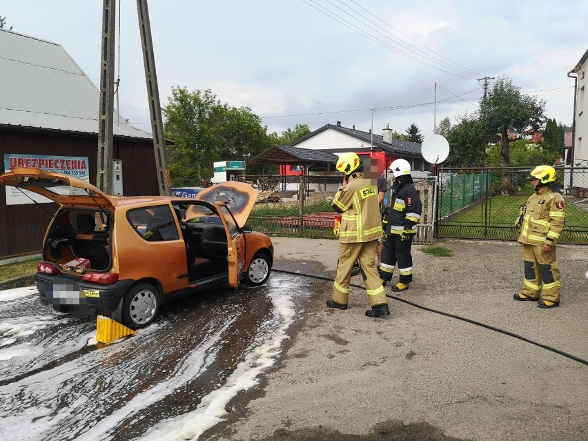 Na drodze wojewódzkiej w Dubiecku koło Przemyśla zapalił się samochód. Fiata ugasili strażacy z OSP [ZDJĘCIA]