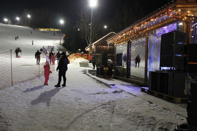 Szwajcaria Bałtowska ponownie zaprasza na swoje przepiękne stoki wszystkich amatorów nart i snowboardu. 4 lutego od godziny 20 do północy Nocna Jazda w rytm największych hitów.