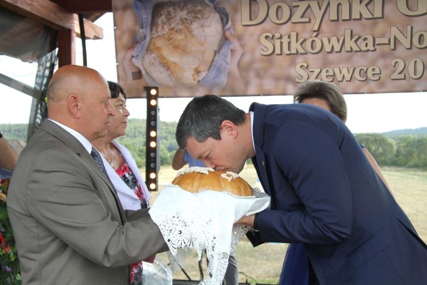 Wójt gminy Sebastian Nowaczkiewicz przyjął chleb z rąk...