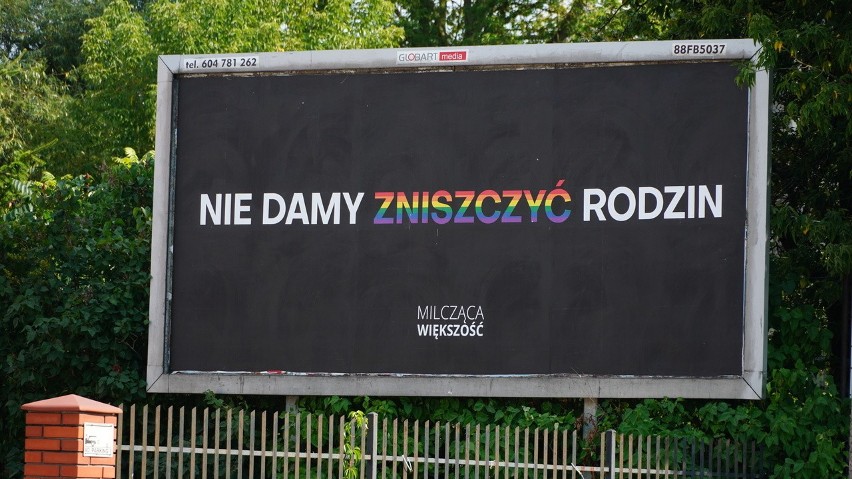 Na billboardach "Milczącej Większości" są hasła i cytaty z...