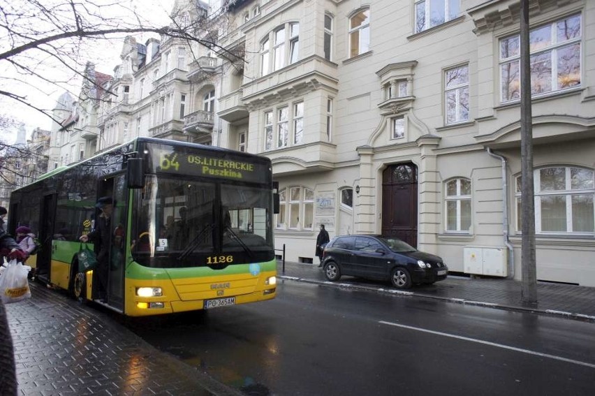 MPK Poznań: Zamknięcie przejazdu kolejowego na Biskupińskiej. Zmiany się trasy dwóch linii autobusowych 
