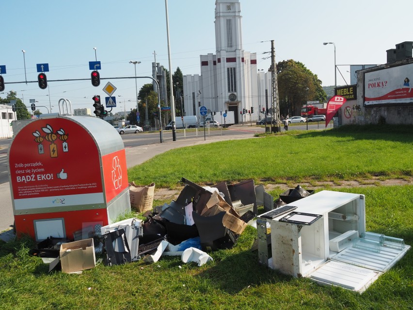 Góra elektrośmieci straszy przy skrzyżowaniu ulic Rzgowskiej i Paderewskiego