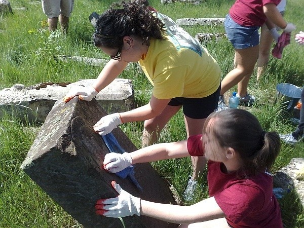 Amerykańscy studenci sprzątają cmentarz żydowski przy Wschodniej (foto i wideo)