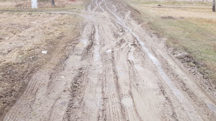 Lipowa: Mieszkańcy żądają normalnej drogi. Gmina twierdzi, że szuka pieniędzy na inwestycję ZDJĘCIA
