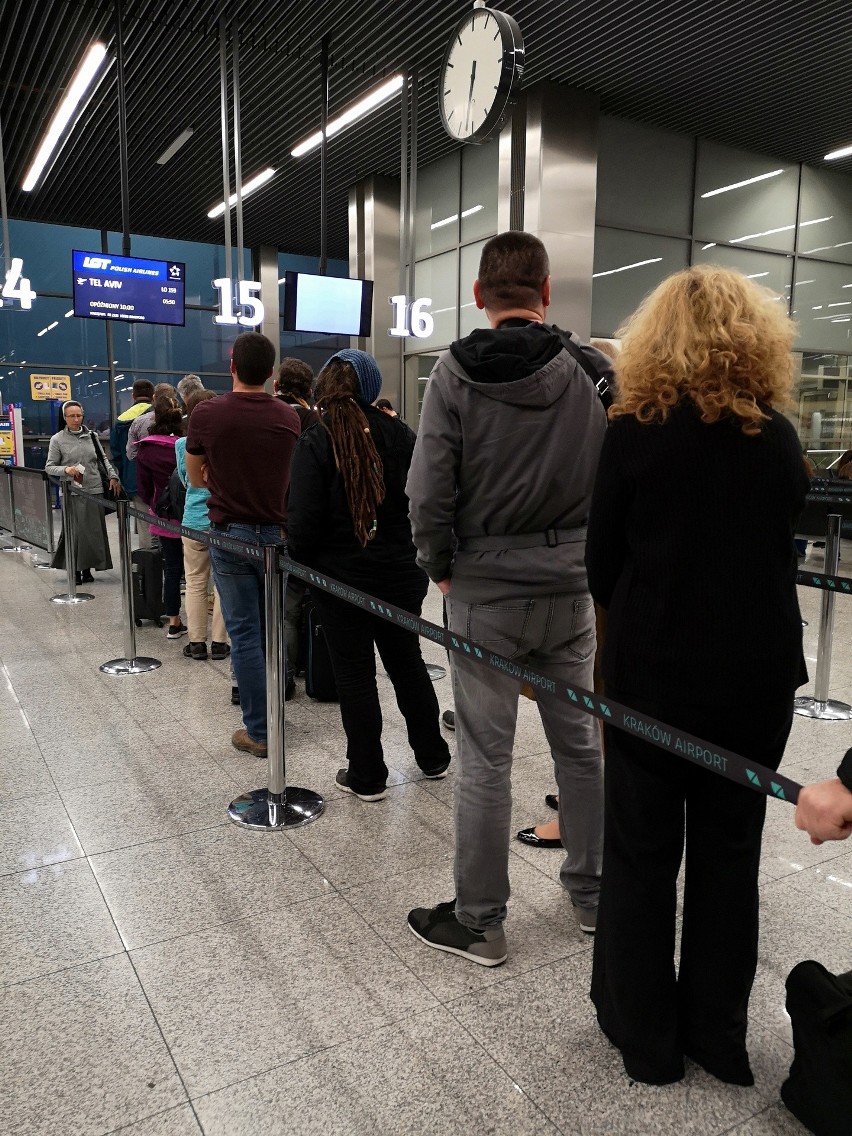 Loty z Balic opóźnione. Turyści koczują na lotnisku. Wszystko przez mgłę