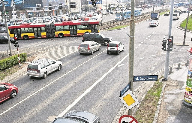 Skrzyżowanie ulic Legnickiej i Nabycińskiej we Wrocławiu