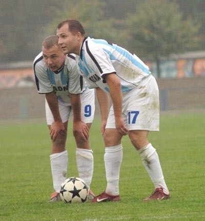 Łukasz Kałużny (z lewej) i Radosław Flejterski byli jesienią kluczowymi zawodnikami Arki. Niestety, wiosną możemy ich nie oglądać w barwach nowosolskiego klubu. Obaj mają podobno propozycje z innych drużyn.