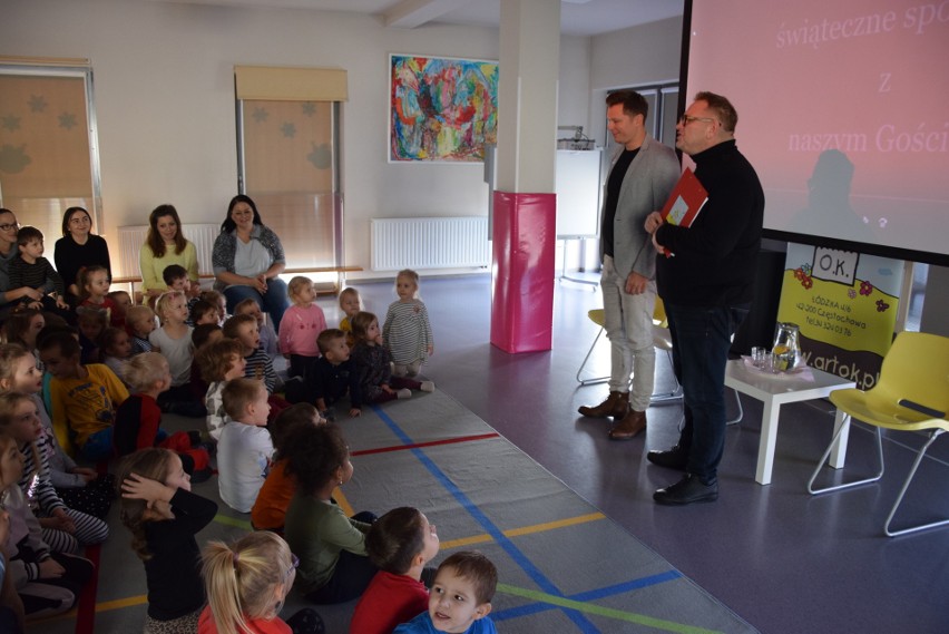 Rafał Brzozowski odwiedził Artystyczne Przedszkole Olka Klepacza. Rozmawiał z dziećmi o świętach i wspomnieniach z dzieciństwa [ZDJĘCIA]