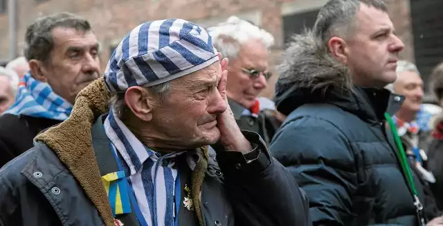 Na dziedzińcu Bloku 11 byłym więźniom Auschwitz trudno powstrzymać łzy