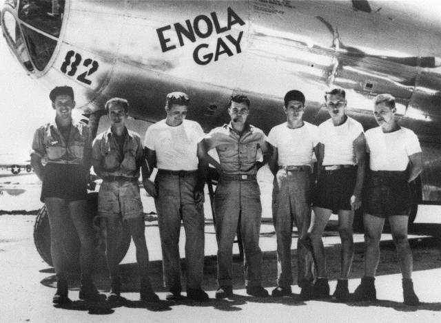 Zdjęcie z sierpnia 1945. Amerykańska załoga samolotu  B-29 "Enola Gay", który zrzucił bombę atomową na Hiroszimę.  W środku pilot Paul W. TIbbets.  Enola Gay to nazwa jego matki.